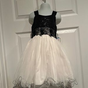 BONNIE JEAN Size 5 Black & White Formal Dress